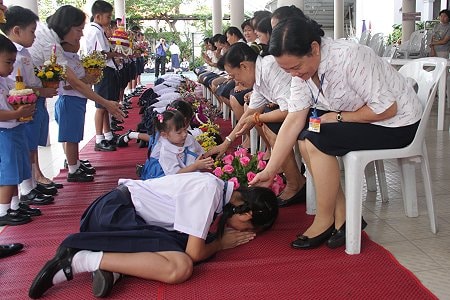 Thai teachers, Thai culture, Thai traditions, Thai schools,